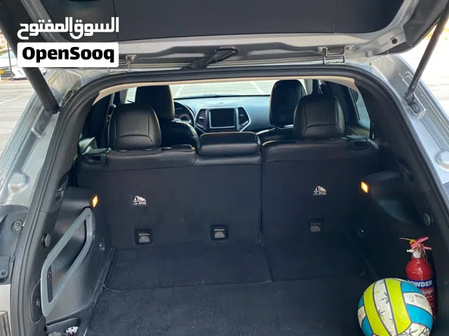 جيب شيروكي 2015 وكالة عمان