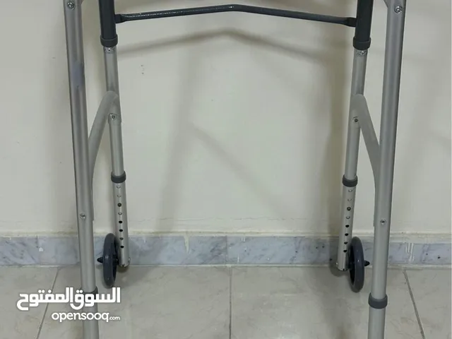 مشاية بعجلات لكبار السن