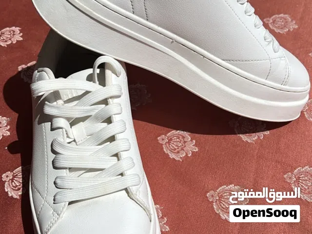 بوت ابيض بول اند بير
