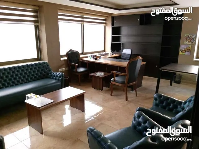 مكتب مفروش مستقل و مجهز بالكامل و مطل للإيجار شامل الخدمات بموقع حيوي في الجاردنز