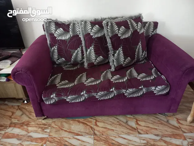طقم كنب مفلف انيق. الوان هادئة. خشب طبيعي. وزن خفيف. جلوس مريح بحاجة لاصلاح بسيط للثلاثية.