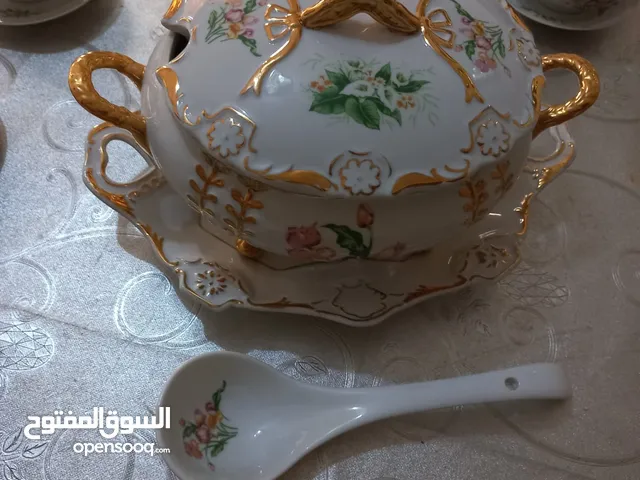 المنتوج الذي يظهر في الصور هو طقم بورسلين فاخر من نوع Limoges (ت. Limoges – France).