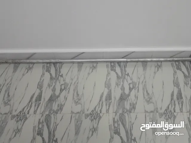 يوجد بار حديد مع اوزان كل وزن 15 كيلو