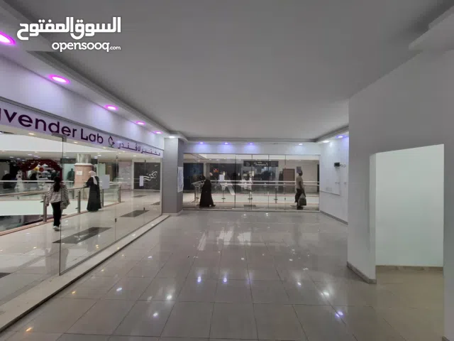 محلات عدد 2.  في الهيبرون سنتر A, الطابق الخامس المحلات مطلة على السوق وفي موقع مميز. المحلين مؤجرات