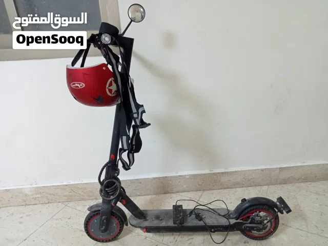 سكوتر كهربائي للبيع في شارع حمدان ابوظبي 300درهم وشامل كل شي مثل الخوذة والسفتي والشاحن