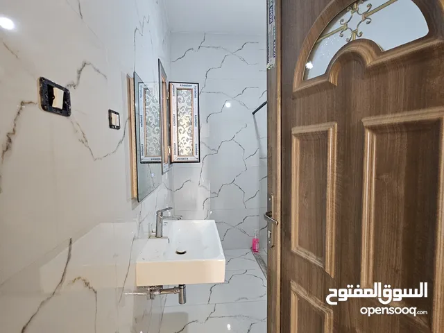 منزل يتكون من شقتين مفصولات شارع قطران داخل المخطط العام تاجوراء ممتاز سكني أو تجاري