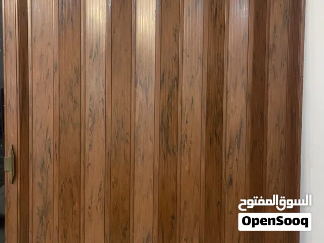 باب أوكورديون خشابي بحالة الوكالة للبيع