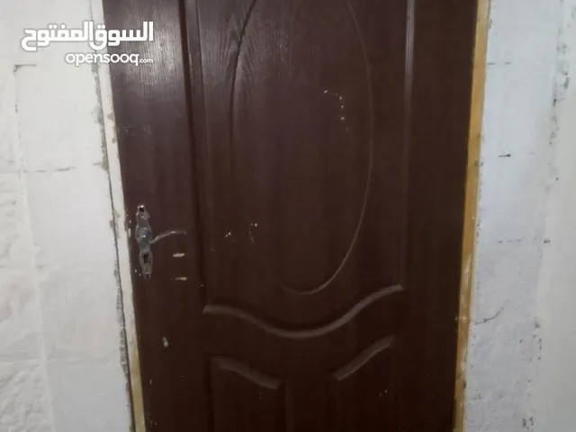 خزان ماء متر وباب خشب عدد2 ارتفاع مترين وعرض متر