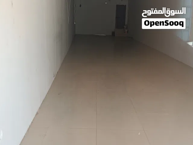 لدينا محل الايجار مساحته مية ميتر ع طريق الرئيسي مباشرة مكان الحشان ومابين كوبري زناته موقع ممتاز