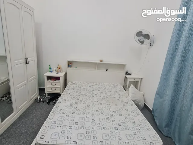 سرير من هوم بوكس مقاش 150×200 مع المرتبة به ثلاث ادراج تخزين وأرفف من الجوانب بحالة جيدة جدآ