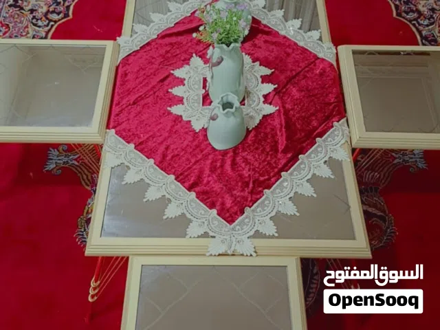 ميز وطبلات عدد 4 للغرفة الاستقبال نظيف جداً استعمال بسيط كلش