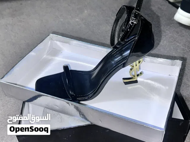 Black With Heels in Muscat