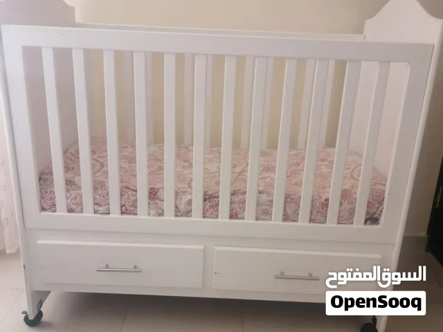 سرير أطفال للبيع