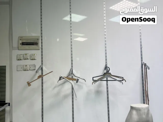ديكور مجمع كامل ورفوفه وملكاناته واللوكو اضاءة شغال بمليون قفل