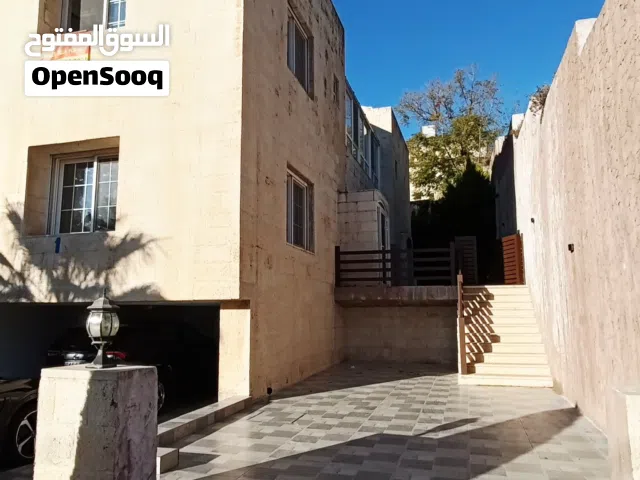 شبه فيلا متلاصقة (نظام دوبلكس طابقين) غير مفروشة للإيجار بمساحة من 270-280 م مربع