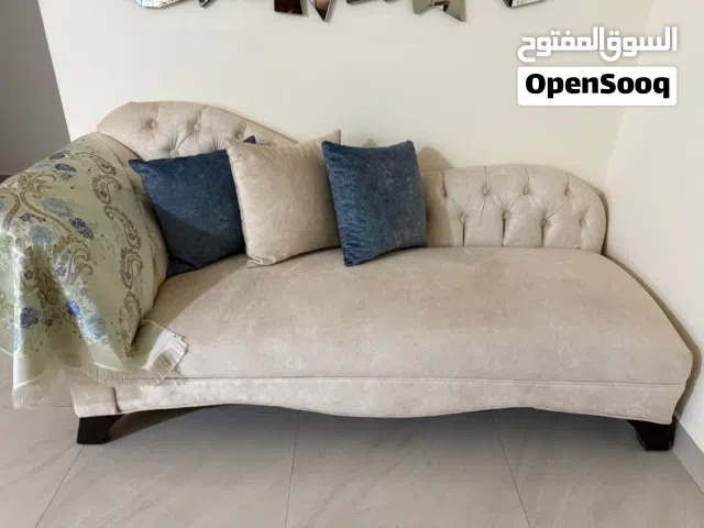 كنبة بيج مع مخدات و اكسسوار