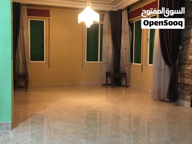شقه دوبلكس  طابق ثاني وثالث موقع استراتيجي على شارع الأردن  قريبه من مجمع الشمال