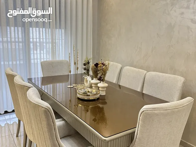 طاولة سفرة 8 كراسي قماش ووتربروف مع غرفة ضيوف ( طقم )