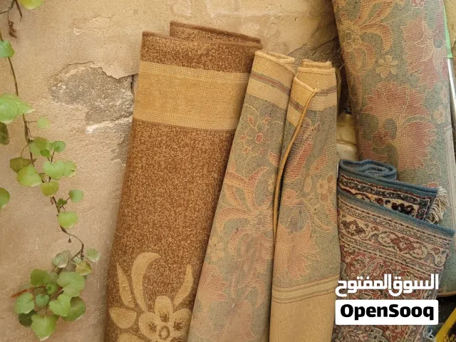 كنب عدد2ثلاث مقاعد+مقعدين عدد2 بني وخمري +سجاد+صوفا عدد2+7ممرات حجم كبير+طريبزات عدد2