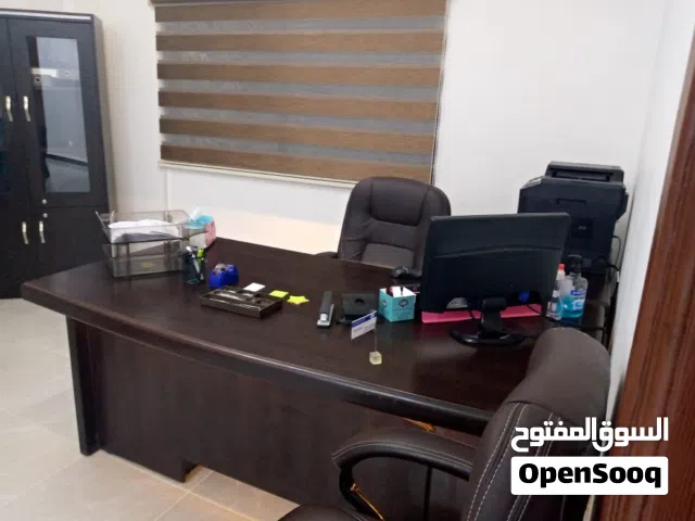 مكاتب مستعمل ومكتب استقبال للبيع المستعجل