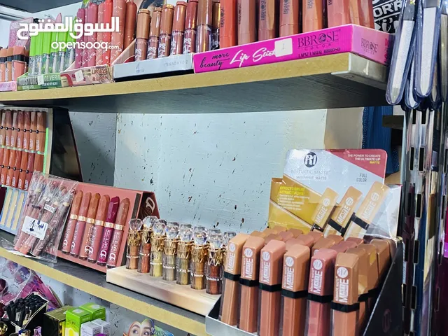 بيع جميع معدات المحل والبضاعه من شتوي وصيفي بسعر حرق