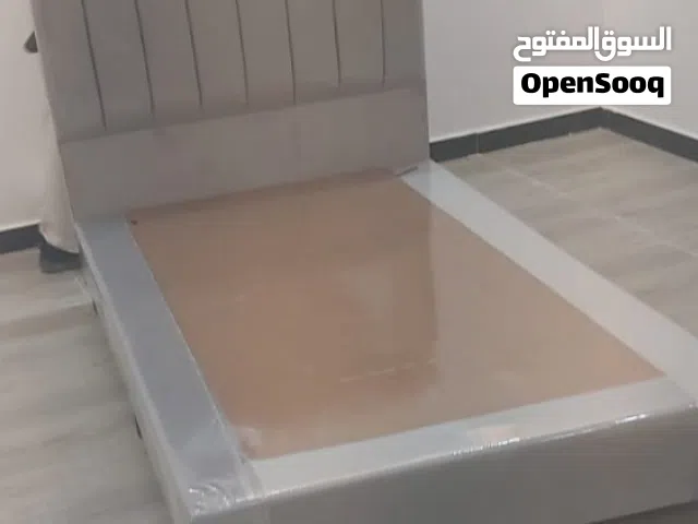 سرير بدون مرتبة بحالة الجديد