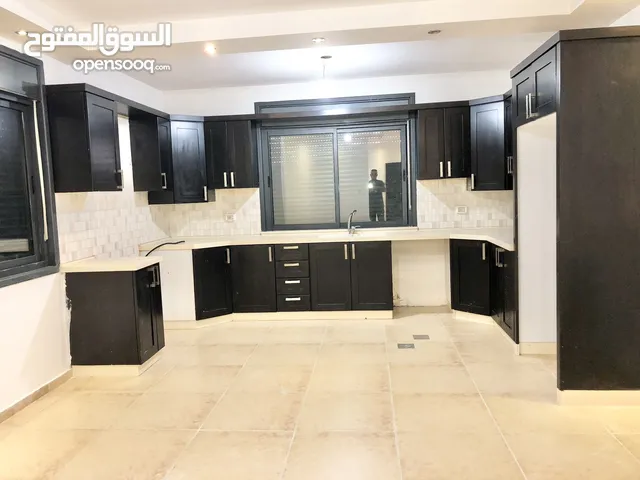 شقة للبيع في عين منجد