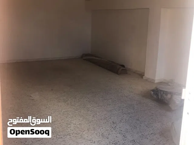 مخزن للإيجار مقدم 3 شهور الطول 8 متر العرض 7 متر الارتفاع 4 مترا سوق الجمعة بالقرب من طريق الخدمات