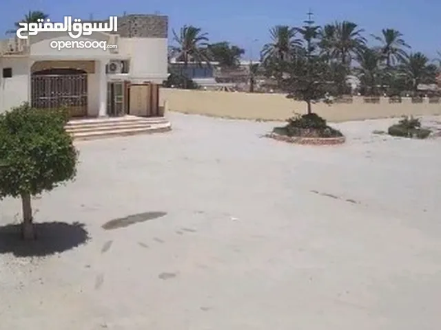 هكتار ع رئيسي وشارع خلفي يوجد فيه عدت نشاطات تجاريه للبيع