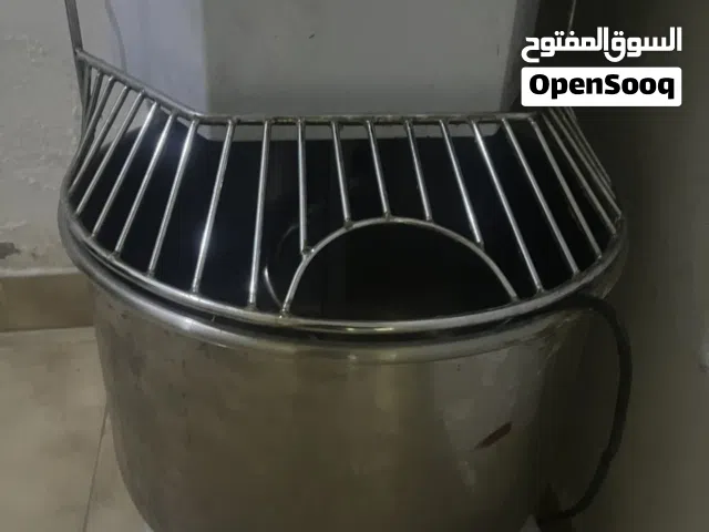 يوجد عجانة وطاولة كبيرة ثلاث أرفرف وقلاية وماكينة تغليف بحالة ممتازة