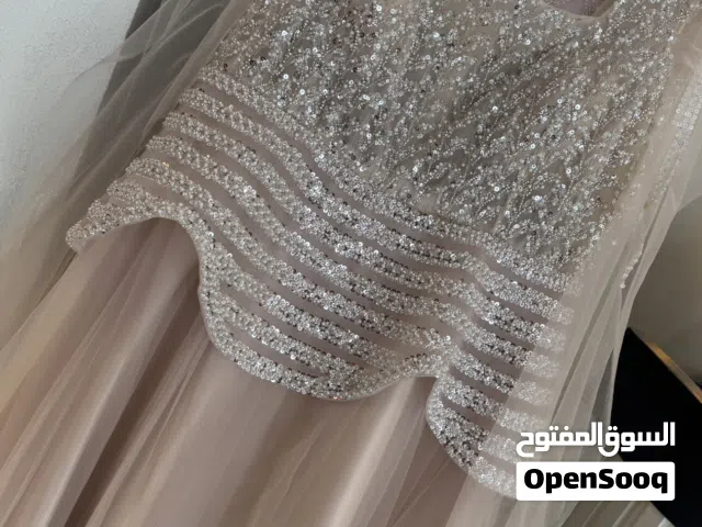 ايجار فستان