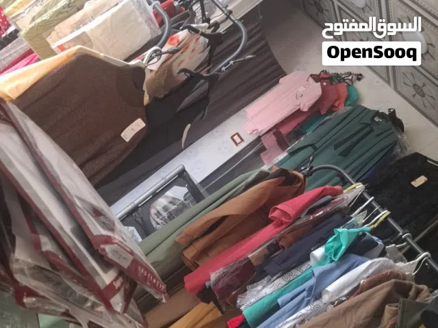 محل البسه للبيع البضاعه فيه كامله