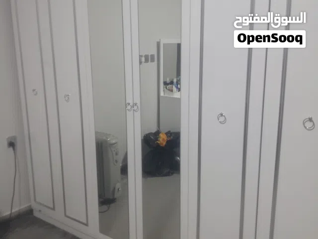 غرفة نوم شبه جديدة