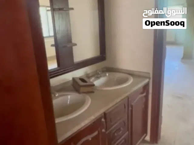 47017 \للإيجار – فيلا مميزة على ثلاث شوارع