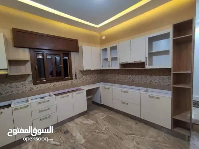 مختص فني تركيب وفك وصيانة جميع انواع المطابخ والديكورات 555544