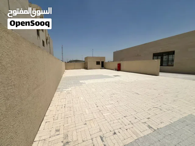 أرض صناعية بالصناعية 5 مساحة 10000 قدم مع كهرباء 90 كيلو وات ومكتب ومطبخ وغاز مركزي على شارع رئيسي