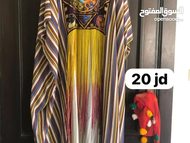 مجموعة فساتين و جاكيت معظمها ماركات للبيع