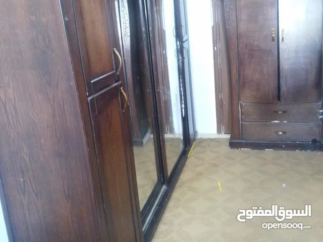 غرفة نوم بحالة جيدة
