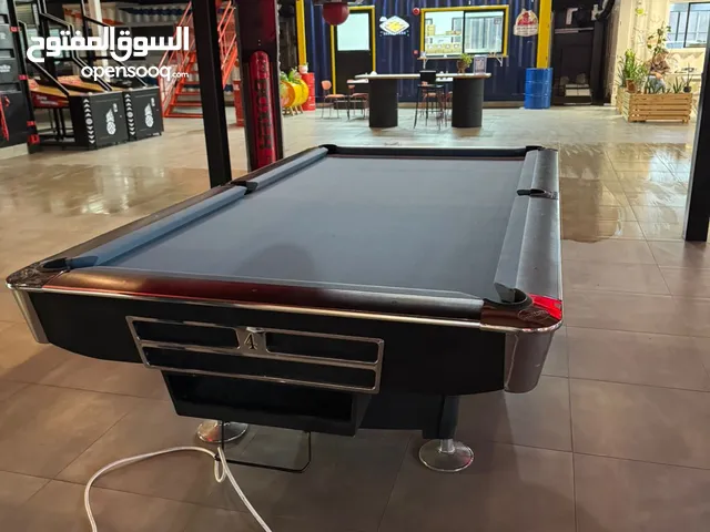 يوجد فني تركيب طاولات ذوي اختصاص.