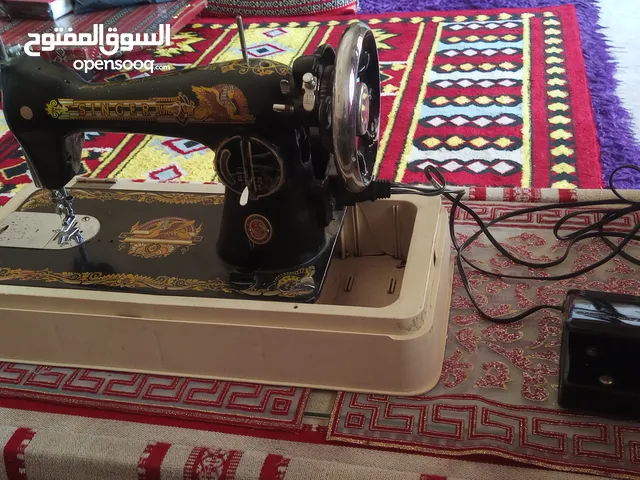 للبيع ماكينة خياطة ــ نوع سنجر SINGER اليابان الأصلية شغالة بحالة ممتازة ، السعر : 300 درهم
