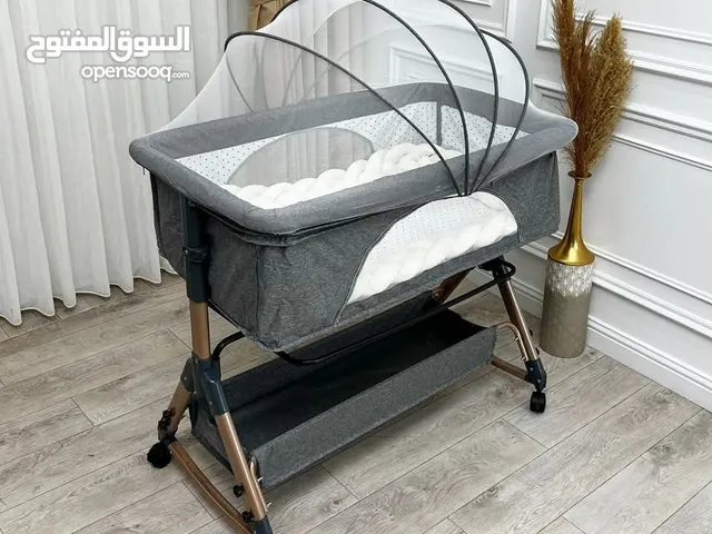 سرير للبيبي متعدد الاستخدامات تخت مريح لطفلك مع نوم هادئ يمكن استخدامه كهزاز لسهولة نوم طفلك