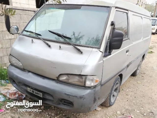 باص هونداي h100 فإن موديل 2003 لون سلفر