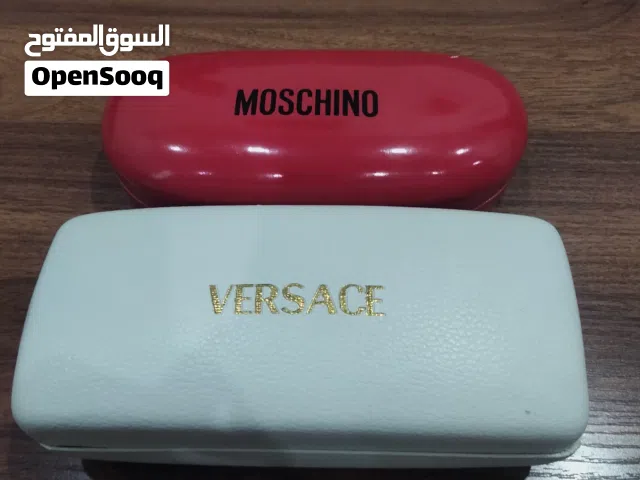حافظة نظارات حمراء اللون ماركة موسكينو + نظارة شمسية ڤيرساتشى نسائية