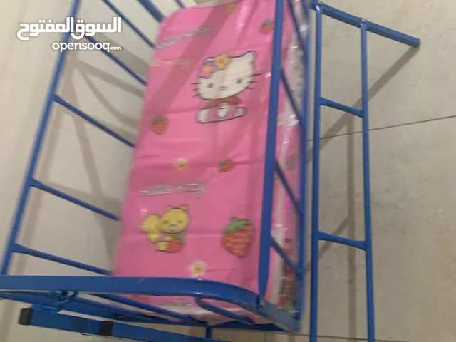 سرير اطفال مع فرشة ( استخدام بسيط جدا حوالي شهرين)