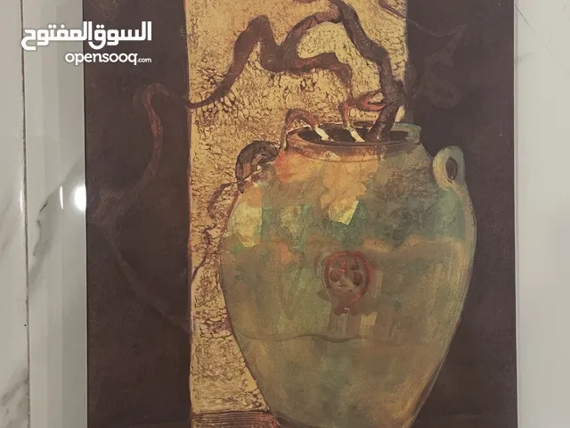 لوحة فنية تجريدية بطابع غامض وألوان دافئة