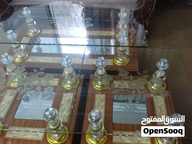 طاولة وسط مع طاولتين جانبيات مع سجاده وسط مقاس 180×267 بحالة ممتازززه جدا