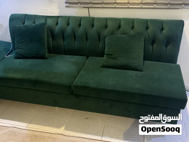 كنب ثلاثة قطع يكفي غرفة كاملة واستعمال ستة شهور