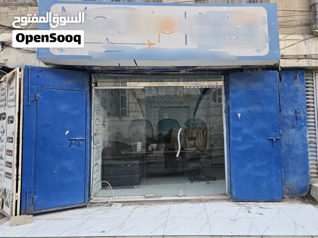 محل سفريات للإيجار على شارع الستين الجنوبي قريب من شارع تعز شارع مشهور بالسفريات مع حمام وملحق كامل.