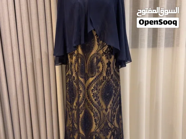 فستان سهرة كحلي ببطانة بيج