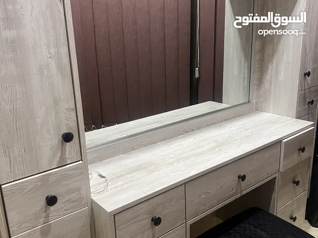 للبيع - طاولة زينة خشبية راقية مع مرآة وخزائن تخزين متعددة
